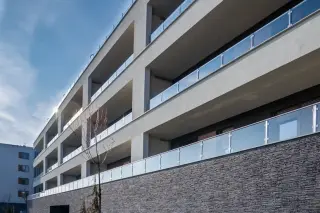 Geländerlösungen: Ganzglas-Geländer, Sichtschutz-Geländer, Pfosten-Geländer Geländerlösungen: Ganzglas-Geländer, Sichtschutz-Geländer, Pfosten-Geländer