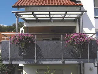 Geländerlösungen: Ganzglas-Geländer, Sichtschutz-Geländer, Pfosten-Geländer Geländerlösungen: Ganzglas-Geländer, Sichtschutz-Geländer, Pfosten-Geländer
