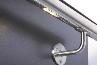 Geländerlösungen: Ganzglas-Geländer, Sichtschutz-Geländer, Pfosten-Geländer Geländerlösungen: Ganzglas-Geländer, Sichtschutz-Geländer, Pfosten-Geländer