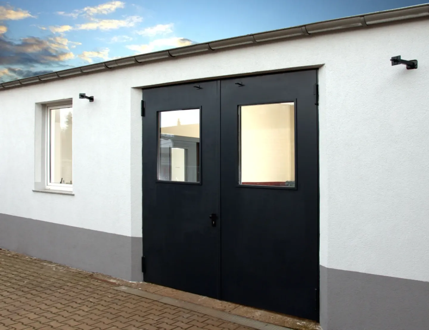 Mehrzwecktüren mit Drehflügel für den Außen- und Innenbereich Mehrzwecktüren mit Drehflügel für den Außen- und Innenbereich