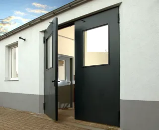 Mehrzwecktüren mit Drehflügel für den Außen- und Innenbereich Mehrzwecktüren mit Drehflügel für den Außen- und Innenbereich