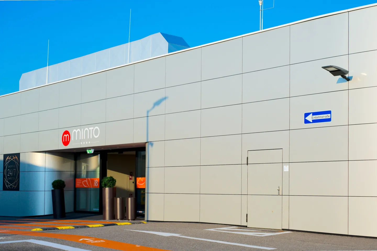 Mehrzwecktüren mit Drehflügel für den Außen- und Innenbereich Mehrzwecktüren mit Drehflügel für den Außen- und Innenbereich