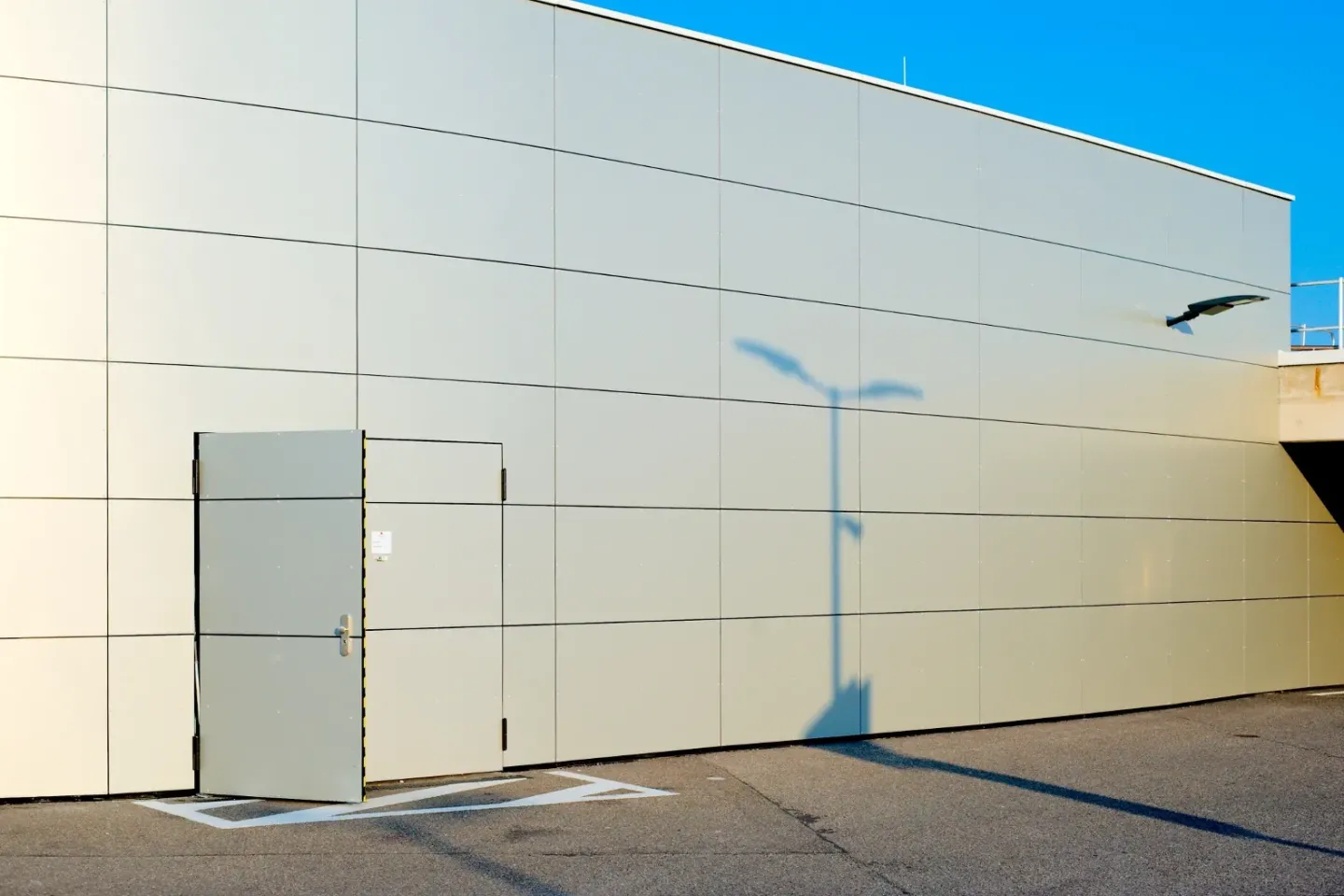 Mehrzwecktüren mit Drehflügel für den Außen- und Innenbereich Mehrzwecktüren mit Drehflügel für den Außen- und Innenbereich