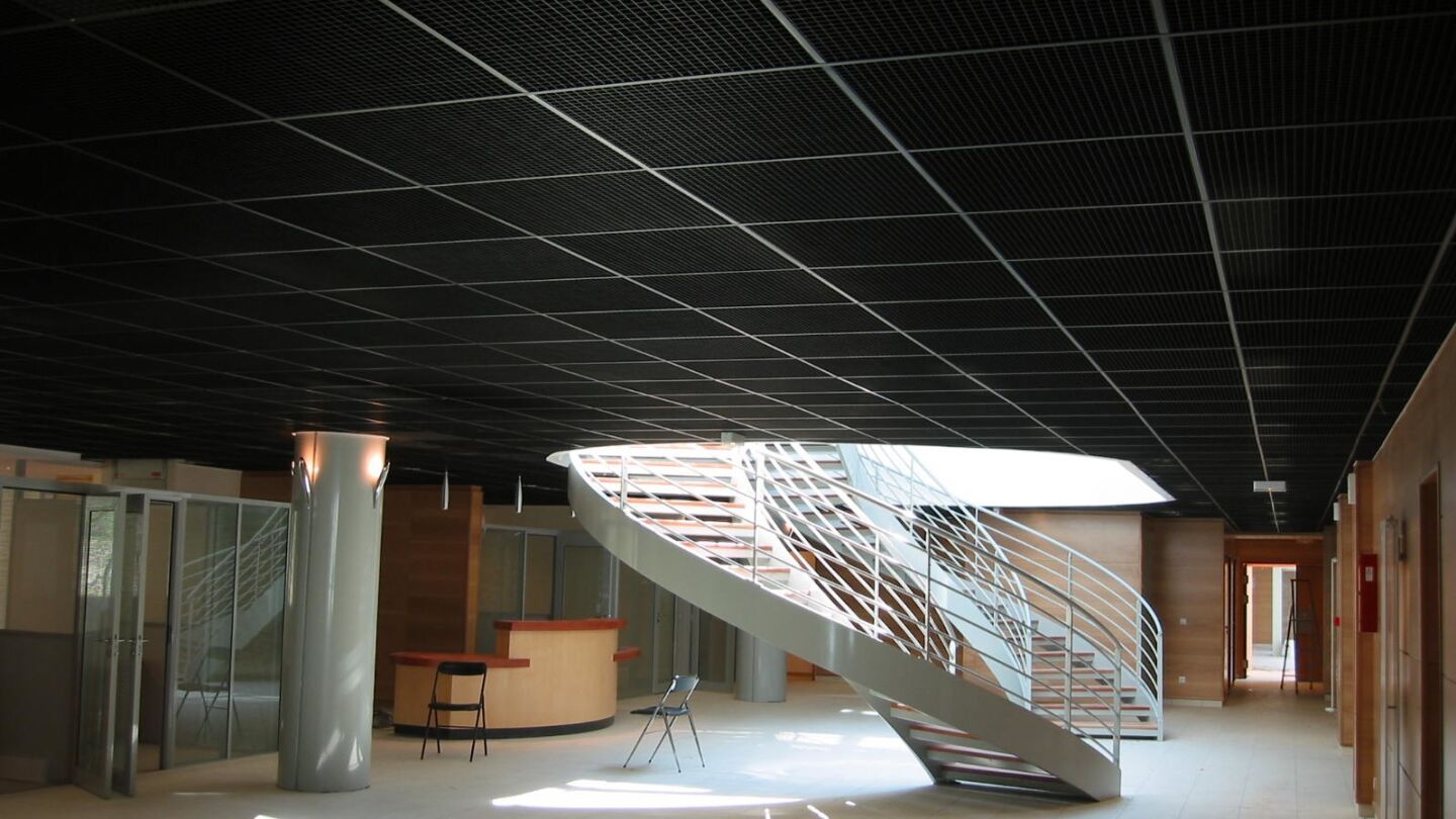 Lichtrasterdecken aus Aluminium und Kunststoff