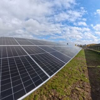 Montagesysteme für PV-Anlagen im Freiland und auf Carports