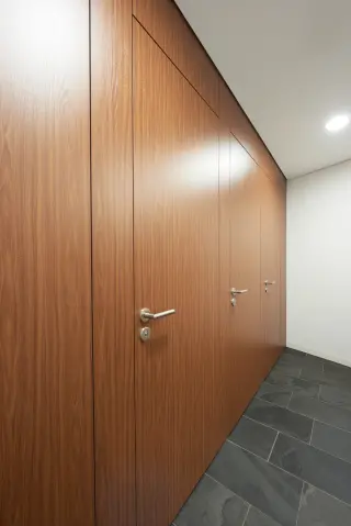 Trennwandanlagen aus Holz- und Verbundwerkstoffen Trennwandanlagen aus Holz- und Verbundwerkstoffen