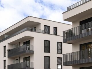 Moderner Geschosswohnungsbau mit dem Stabgeländersystem LAMINA