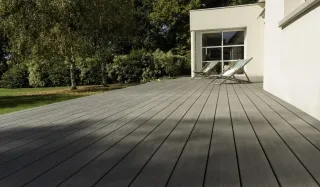 Coextrudierte und extrudierte Holzkomposit-Terrassendielen (WPC) Coextrudierte und extrudierte Holzkomposit-Terrassendielen (WPC)