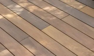 Coextrudierte und extrudierte Holzkomposit-Terrassendielen (WPC) Coextrudierte und extrudierte Holzkomposit-Terrassendielen (WPC)
