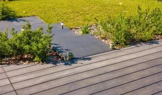 Coextrudierte und extrudierte Holzkomposit-Terrassendielen (WPC) Coextrudierte und extrudierte Holzkomposit-Terrassendielen (WPC)