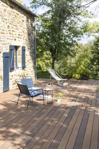 Coextrudierte und extrudierte Holzkomposit-Terrassendielen (WPC) Coextrudierte und extrudierte Holzkomposit-Terrassendielen (WPC)