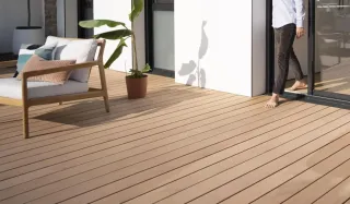 Coextrudierte und extrudierte Holzkomposit-Terrassendielen (WPC) Coextrudierte und extrudierte Holzkomposit-Terrassendielen (WPC)