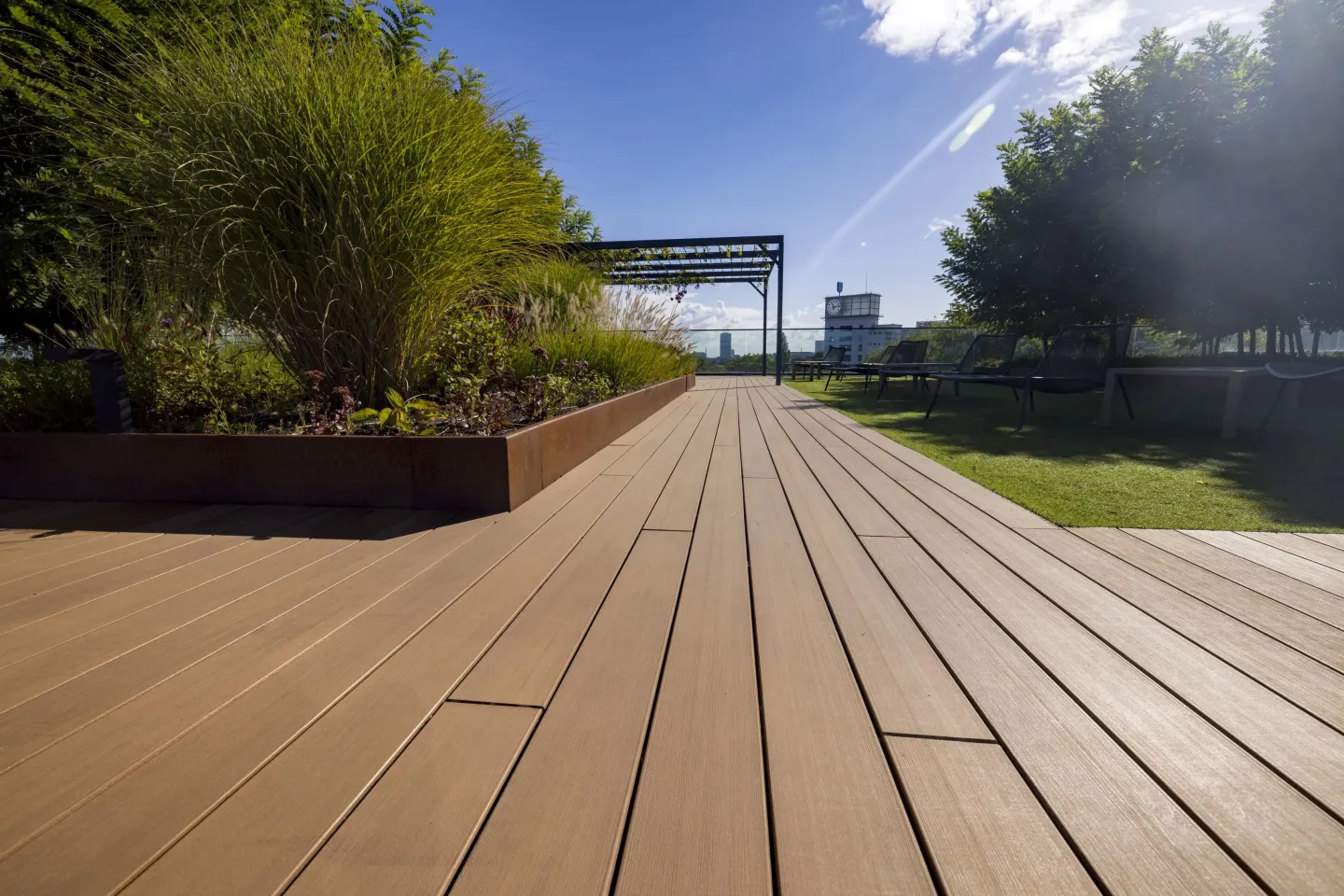 Coextrudierte und extrudierte Holzkomposit-Terrassendielen (WPC) Coextrudierte und extrudierte Holzkomposit-Terrassendielen (WPC)