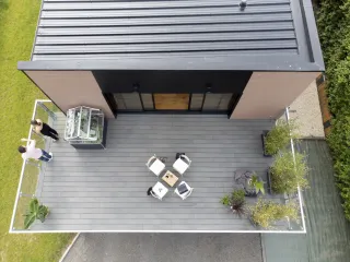 Coextrudierte und extrudierte Holzkomposit-Terrassendielen (WPC) Coextrudierte und extrudierte Holzkomposit-Terrassendielen (WPC)