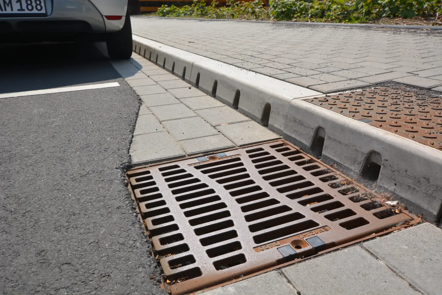 Linienentwässerung Infrastruktur: Straßenrand Linienentwässerung Infrastruktur: Straßenrand