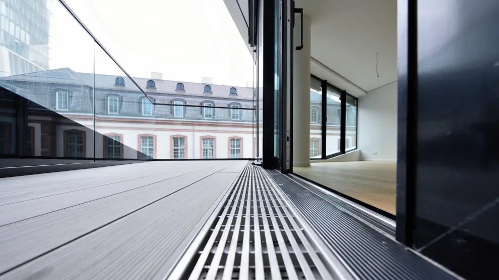 Speziell auf die Anforderungen von aufgeständerten Holzterrassen abgestimmt ist die ACO Holzterrassenrinne 2.0. aus der Profiline-Serie. Speziell auf die Anforderungen von aufgeständerten Holzterrassen abgestimmt ist die ACO Holzterrassenrinne 2.0. aus der Profiline-Serie.