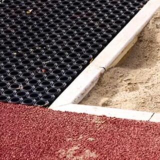 Bauelemente zum Einfassen von Spiel- und Sportflächen