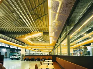 Metalldecken: Streckmetall-, Lamellen- und Rasterdecken Metalldecken: Streckmetall-, Lamellen- und Rasterdecken