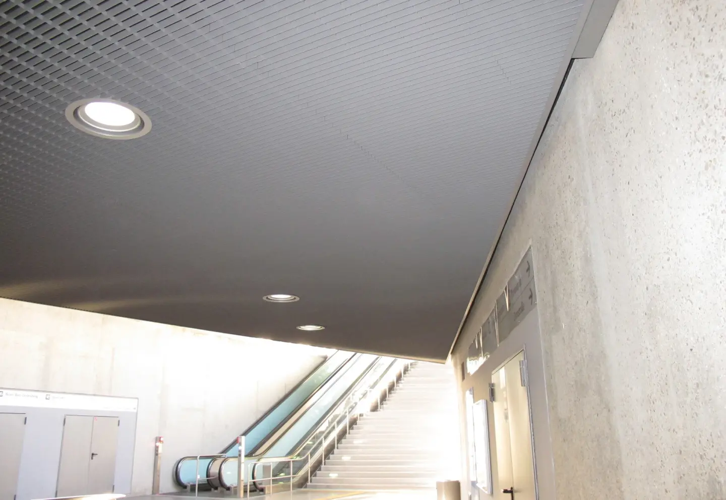 Metalldecken: Streckmetall-, Lamellen- und Rasterdecken Metalldecken: Streckmetall-, Lamellen- und Rasterdecken