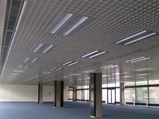 Metalldecken: Streckmetall-, Lamellen- und Rasterdecken Metalldecken: Streckmetall-, Lamellen- und Rasterdecken