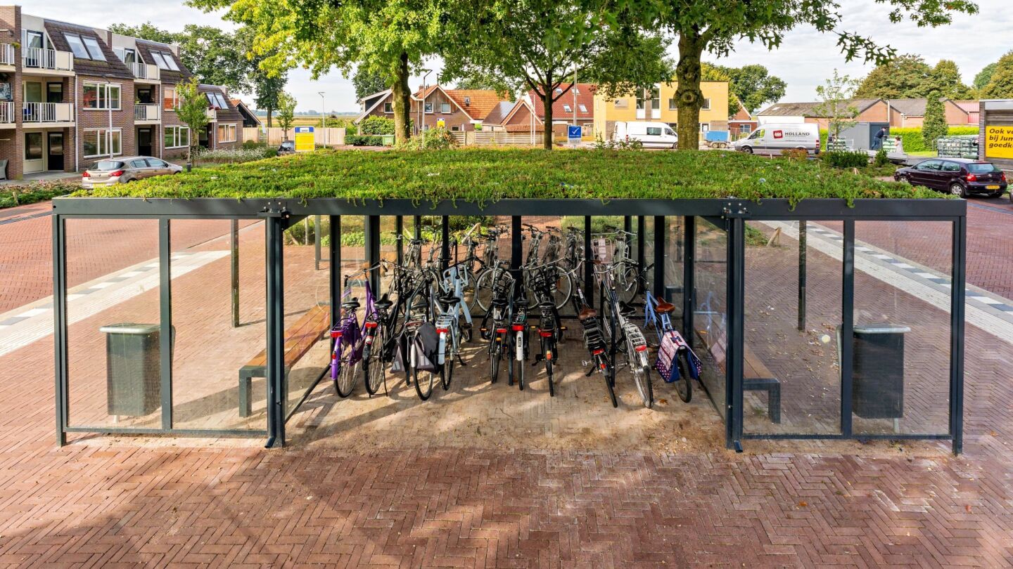 Stadtmobiliar: Fahrradparksysteme, Mobiliar und Überdachungen aus Stahl und Holz