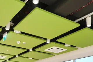 Akustik-Deckensegel und Akustikbaffeln Akustik-Deckensegel und Akustikbaffeln