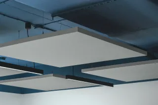 Akustik-Deckensegel und Akustikbaffeln Akustik-Deckensegel und Akustikbaffeln