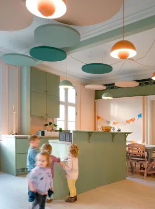 Akustik-Deckensegel und Akustikbaffeln Akustik-Deckensegel und Akustikbaffeln