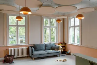 Akustik-Deckensegel und Akustikbaffeln Akustik-Deckensegel und Akustikbaffeln