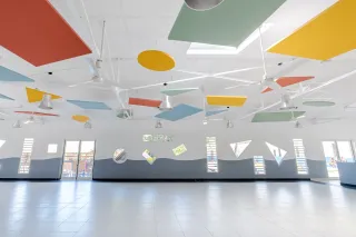 Akustik-Deckensegel und Akustikbaffeln Akustik-Deckensegel und Akustikbaffeln