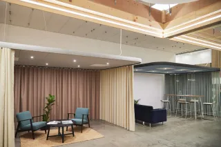 Akustik-Deckensegel und Akustikbaffeln Akustik-Deckensegel und Akustikbaffeln