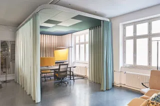 Akustik-Deckensegel und Akustikbaffeln Akustik-Deckensegel und Akustikbaffeln