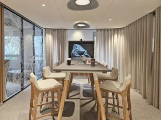 Akustik-Deckensegel und Akustikbaffeln Akustik-Deckensegel und Akustikbaffeln