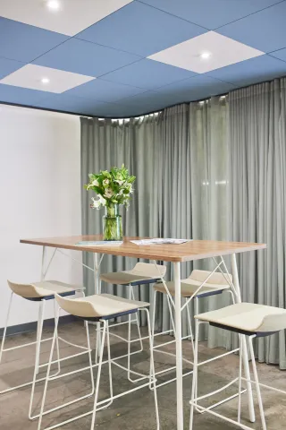 Akustik-Deckensegel und Akustikbaffeln Akustik-Deckensegel und Akustikbaffeln