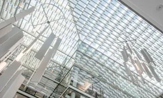 Akustik-Deckensegel und Akustikbaffeln Akustik-Deckensegel und Akustikbaffeln