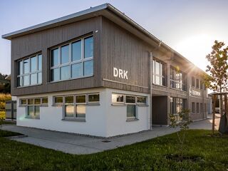 Blaulichtzentrum Westhausen setzt auf Holzfassade
