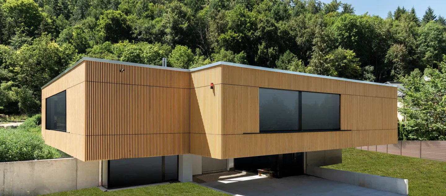 Holzoberflächenbehandlung, Holz-Veredelung; behandelte Profilhölzer aus Fichte Holzoberflächenbehandlung, Holz-Veredelung; behandelte Profilhölzer aus Fichte