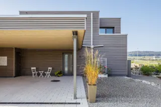 Holzoberflächenbehandlung, Holz-Veredelung; behandelte Profilhölzer aus Fichte Holzoberflächenbehandlung, Holz-Veredelung; behandelte Profilhölzer aus Fichte