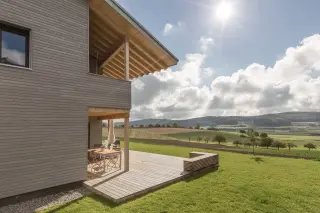 Holzoberflächenbehandlung, Holz-Veredelung; behandelte Profilhölzer aus Fichte Holzoberflächenbehandlung, Holz-Veredelung; behandelte Profilhölzer aus Fichte