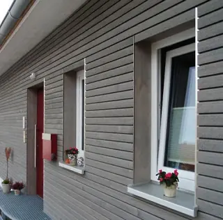 Holzoberflächenbehandlung, Holz-Veredelung; behandelte Profilhölzer aus Fichte Holzoberflächenbehandlung, Holz-Veredelung; behandelte Profilhölzer aus Fichte