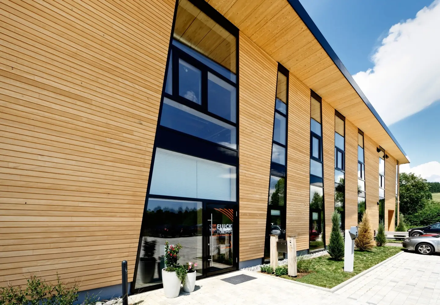 Holzoberflächenbehandlung, Holz-Veredelung; behandelte Profilhölzer aus Fichte Holzoberflächenbehandlung, Holz-Veredelung; behandelte Profilhölzer aus Fichte