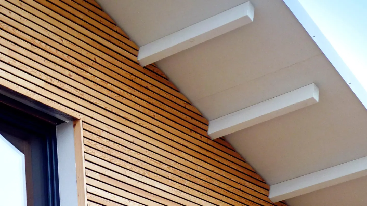 Holzoberflächenbehandlung, Holz-Veredelung; behandelte Profilhölzer aus Fichte Holzoberflächenbehandlung, Holz-Veredelung; behandelte Profilhölzer aus Fichte