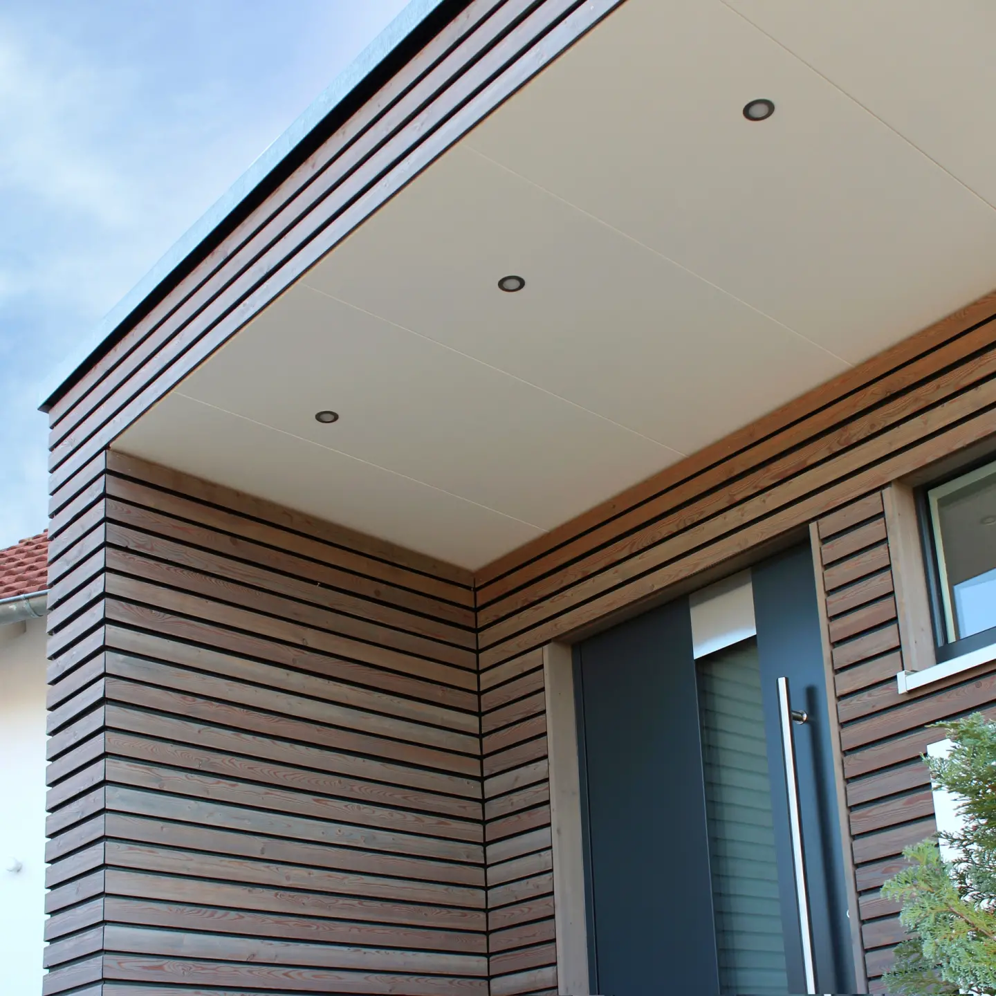 Holzoberflächenbehandlung, Holz-Veredelung; behandelte Profilhölzer aus Fichte Holzoberflächenbehandlung, Holz-Veredelung; behandelte Profilhölzer aus Fichte