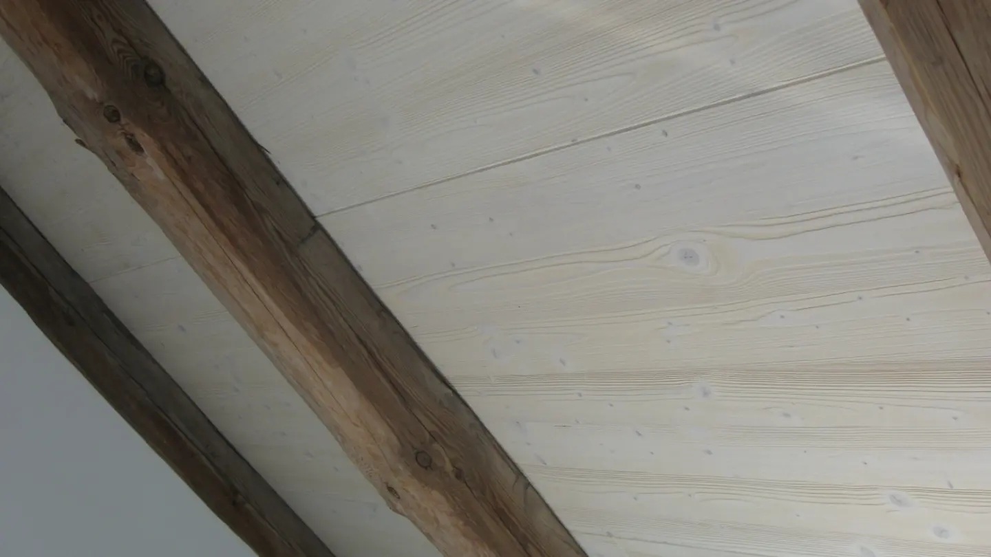 Holzoberflächenbehandlung, Holz-Veredelung; behandelte Profilhölzer aus Fichte Holzoberflächenbehandlung, Holz-Veredelung; behandelte Profilhölzer aus Fichte