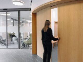 Schiebetürlösung vollendet einen kreisrunden Raum