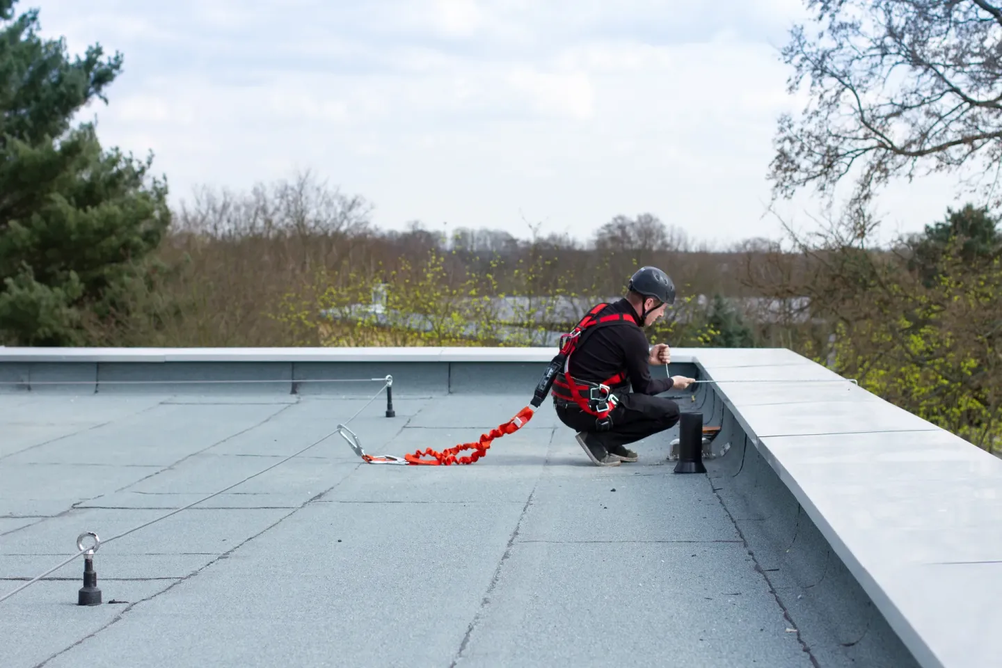 Horizontales Edelstahl-Seilsicherungsystem LUX-top® FSE 2003 Horizontales Edelstahl-Seilsicherungsystem LUX-top® FSE 2003