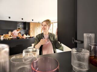 Dunkle Scharniere: Mehr Gestaltungsfreiheit ohne Kompromisse beim Design