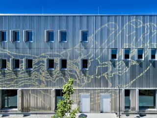 Klimastabile Architektur im Kulturbau dank Faltschiebeläden neu definiert