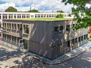 Adapteo realisiert Modulbauschule mit Gründach in Schwarzenbek