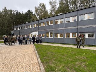 „Bauoffensive in Olivgrün“ – Adapteo baut modulares Schulgebäude für Bundeswehr